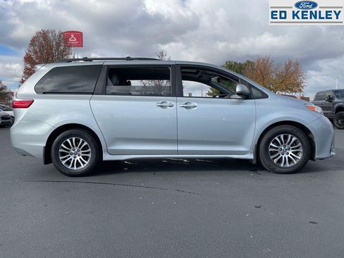Used 2020 Toyota Sienna XLE image 24