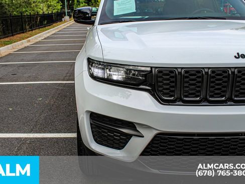 Used 2025 Jeep Grand Cherokee Altitude AWD/4WD image 11