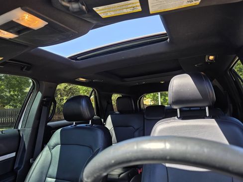 Used 2017 Ford Explorer XLT w/ Equipment Group 202A AWD/4WD image 38