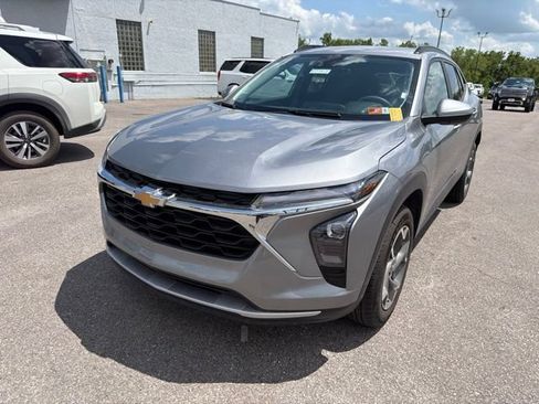 Used 2025 Chevrolet Trax LT FWD image 4