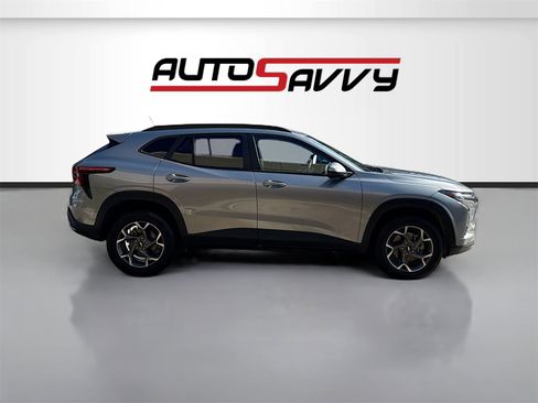 Used 2025 Chevrolet Trax LT w/ LT Convenience Package image 8