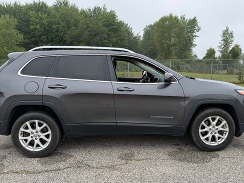 Used 2016 Jeep Cherokee Latitude w/ Cold Weather Group AWD/4WD image 10