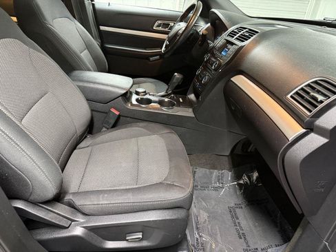 Used 2017 Ford Explorer XLT AWD/4WD image 38