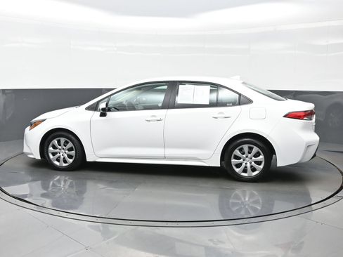 Used 2025 Toyota Corolla LE FWD image 3