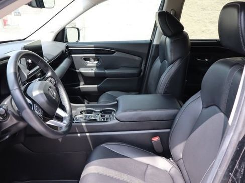 Used 2025 Honda Pilot Touring image 17