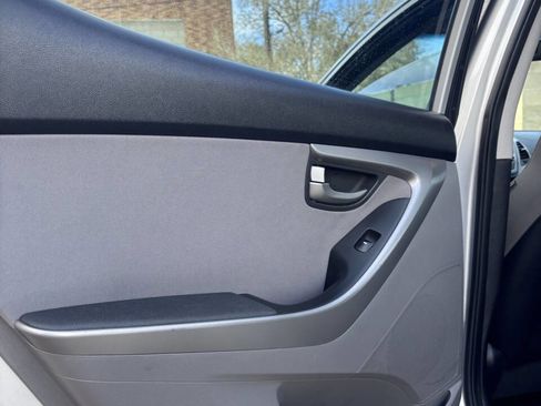 Used 2015 Hyundai Elantra SE w/ Option Group 02 image 16