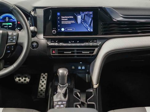 Used 2025 Toyota Camry SE image 13