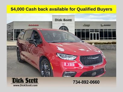 New 2026 Chrysler Pacifica Select