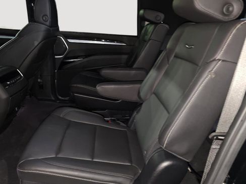 Used 2025 Cadillac Escalade ESV Luxury RWD image 4