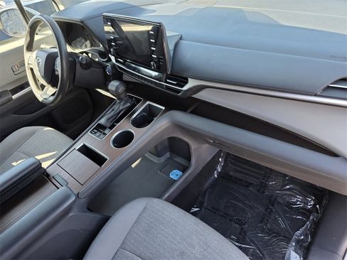 Used 2022 Toyota Sienna LE image 34