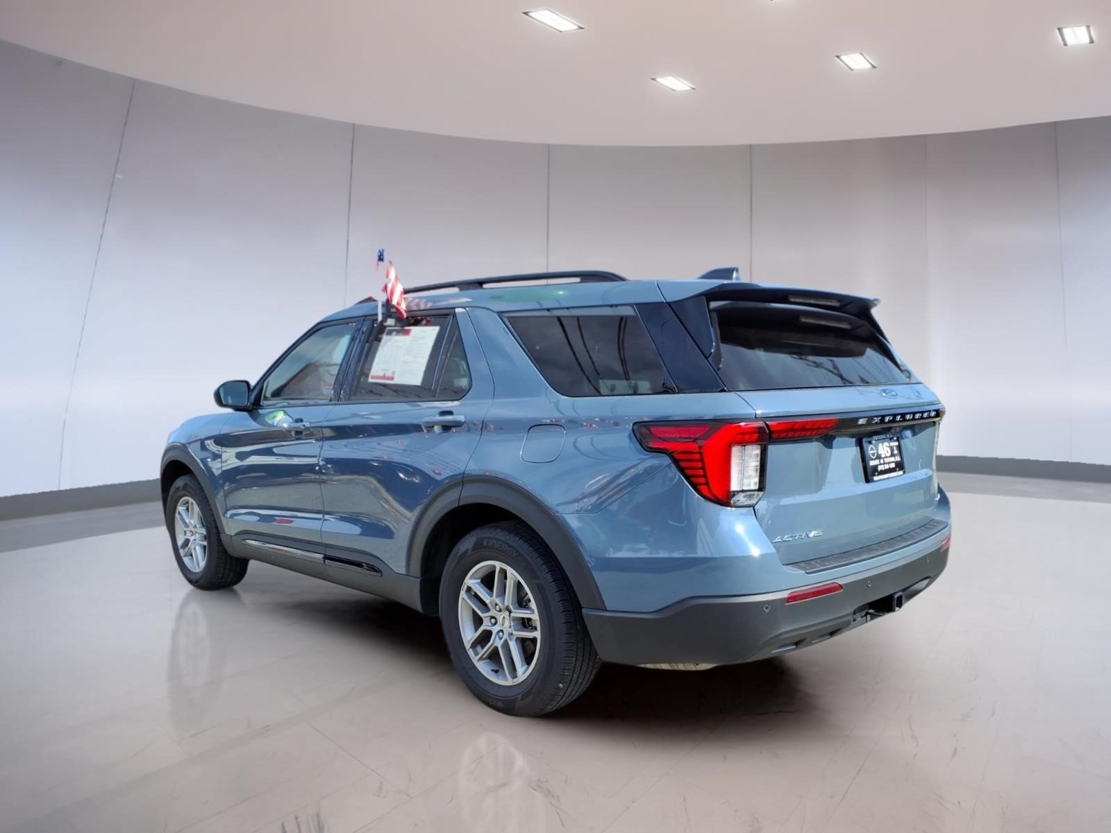 Used 2026 Ford Explorer Active AWD/4WD image 3