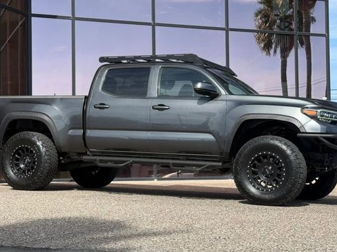 Used 2019 Toyota Tacoma TRD Off-Road w/ Technology Package AWD/4WD image 16