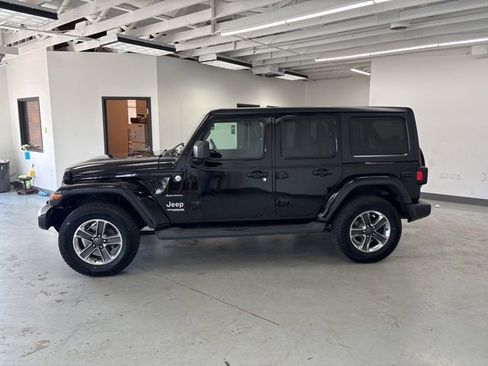 Used 2019 Jeep Wrangler Unlimited Sahara AWD/4WD image 9