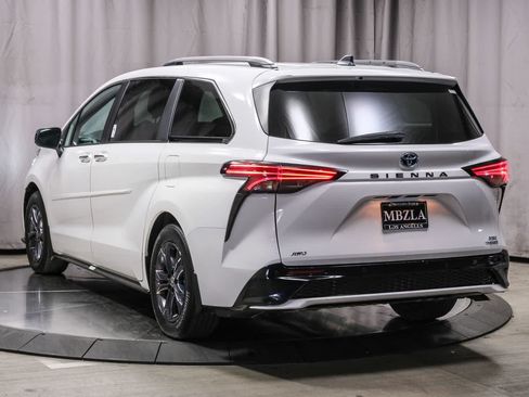 Used 2024 Toyota Sienna XSE w/ XSE Plus Package AWD/4WD image 2