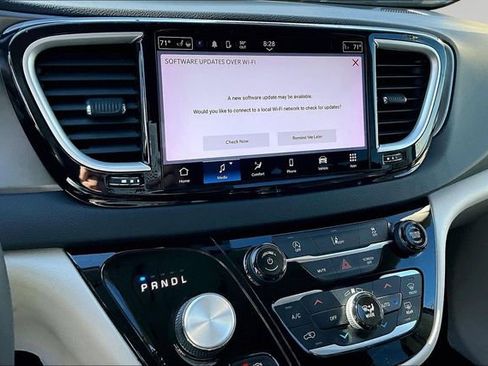 Used 2022 Chrysler Pacifica Touring-L image 6