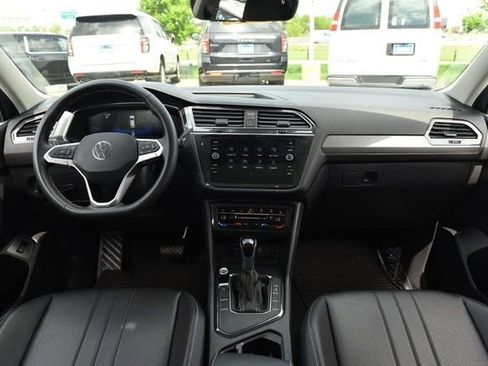 Certified 2024 Volkswagen Tiguan SE w/ Panoramic Sunroof Package image 7