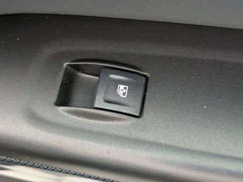 Used 2018 Chevrolet Colorado Z71 AWD/4WD image 32