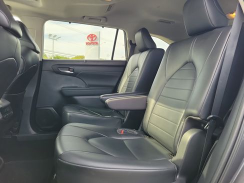 Used 2022 Toyota Highlander XLE image 11