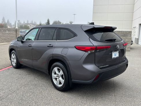 Used 2022 Toyota Highlander LE image 7