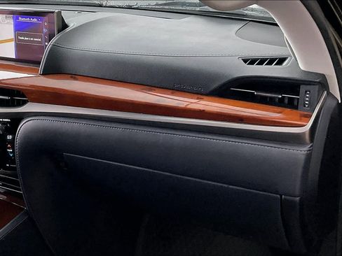 Used 2020 Lexus LX 570 4WD w/ 3rd Row & Luxury Pkg image 17