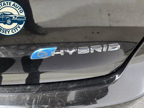 Used 2024 Chrysler Pacifica Limited FWD image 36
