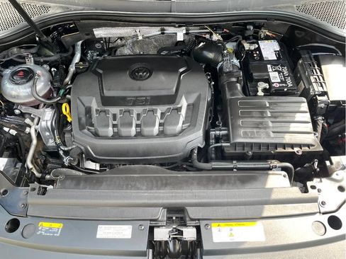 Used 2024 Volkswagen Tiguan SE w/ Panoramic Sunroof Package FWD image 7