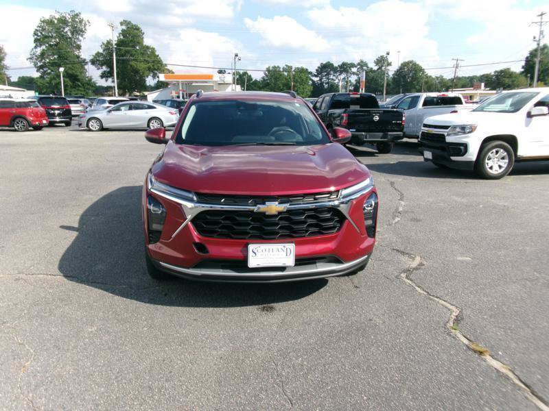 Used 2025 Chevrolet Trax LT w/ LT Convenience Package FWD image 3