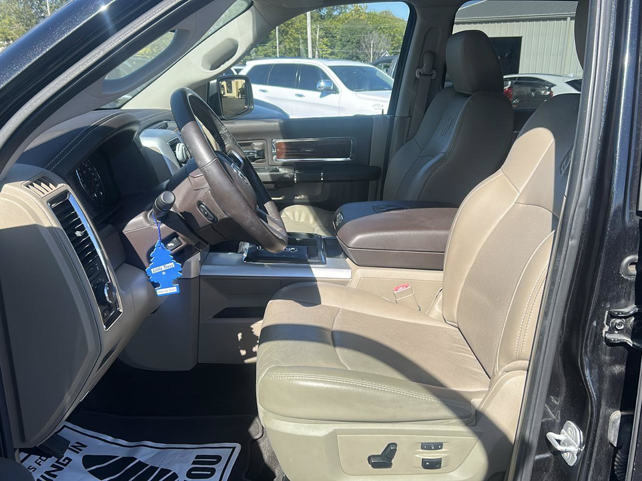 Used 2011 RAM 1500 Laramie AWD/4WD image 9