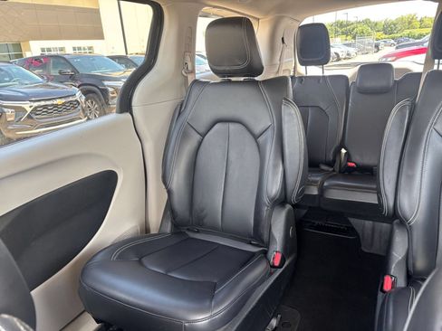 Used 2023 Chrysler Pacifica Touring-L FWD image 42