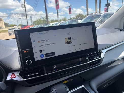 Used 2025 Toyota Sienna XLE FWD image 16
