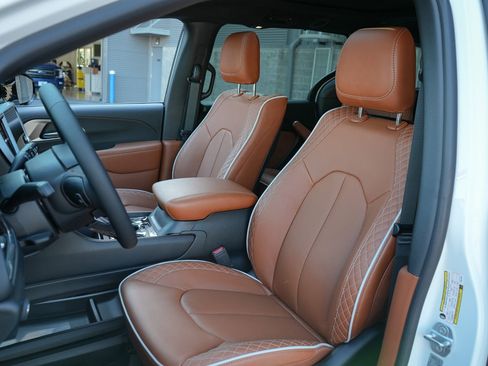 New 2026 Chrysler Pacifica Pinnacle image 15