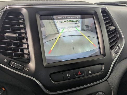 Used 2021 Jeep Cherokee Latitude Lux w/ Comfort/Convenience Group FWD image 19