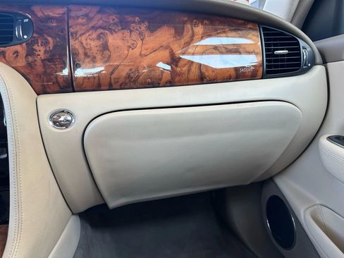 Used 2004 Jaguar XJ8 image 38