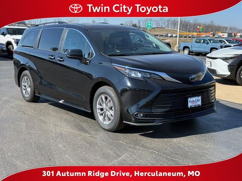 Certified 2025 Toyota Sienna XLE image 1