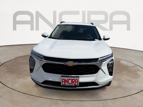 Used 2025 Chevrolet Trax LT w/ LT Convenience Package FWD image 4