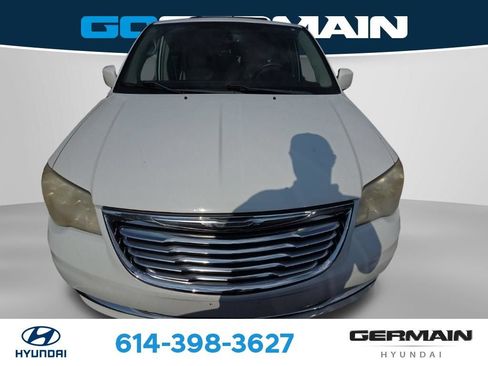 Used 2014 Chrysler Town & Country Touring FWD image 2