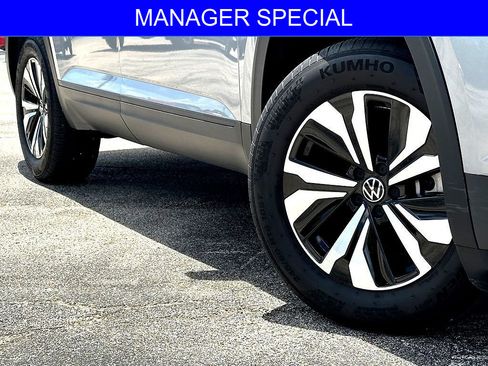 Certified 2026 Volkswagen Atlas SE FWD image 2