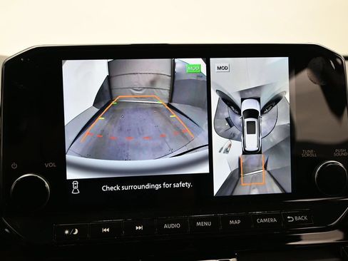 Used 2025 Nissan Pathfinder SL FWD image 16