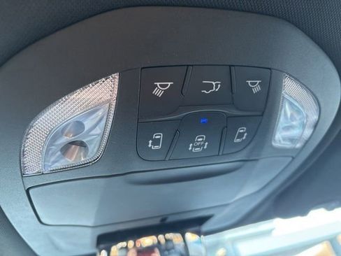 Used 2025 Chrysler Pacifica Select FWD image 17