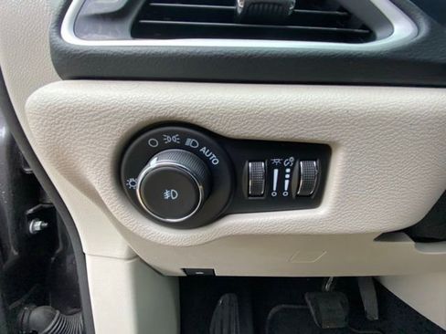 Used 2023 Chrysler Pacifica Touring-L image 15