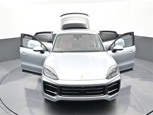 Certified 2025 Porsche Cayenne GTS image 32