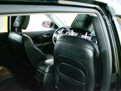 Used 2019 Jeep Cherokee Limited w/ Luxury Group AWD/4WD image 10