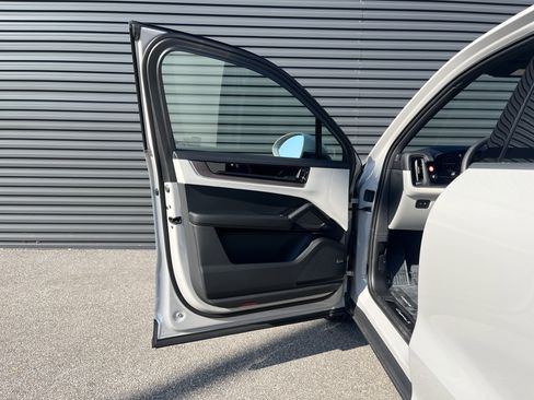 Certified 2025 Porsche Cayenne S image 35