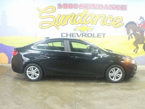 Used 2017 Chevrolet Cruze LT image 1
