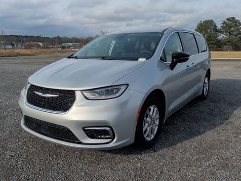 Used 2024 Chrysler Pacifica Touring-L image 4