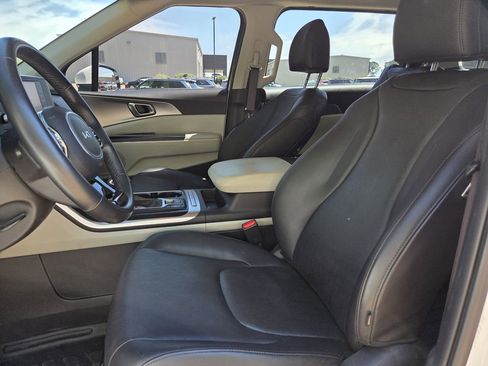 Used 2023 Kia Carnival LX FWD image 13