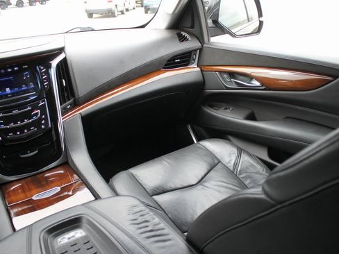 Used 2017 Cadillac Escalade ESV Luxury image 9