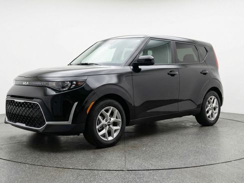 Used 2025 Kia Soul LX w/ LX Technology Package FWD image 3