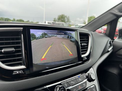 Used 2025 Chrysler Pacifica Select FWD image 33