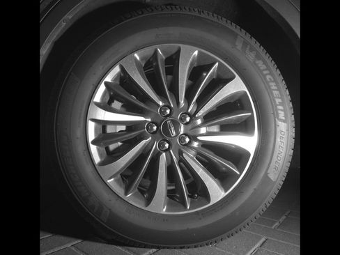 Used 2023 Lincoln Nautilus FWD w/ Premium Package image 9